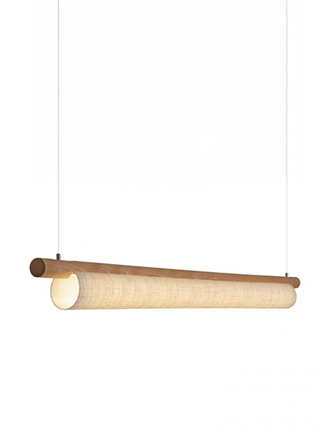l&aacute;mpara colgante tubular horizontal de materiales org&aacute;nicos como madera y lino con est&eacute;tica japonesa